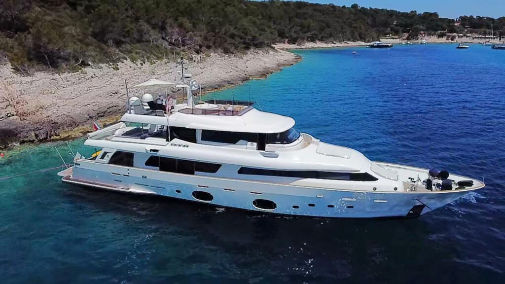 2011-Ferretti-Navetta-33-Outside-1